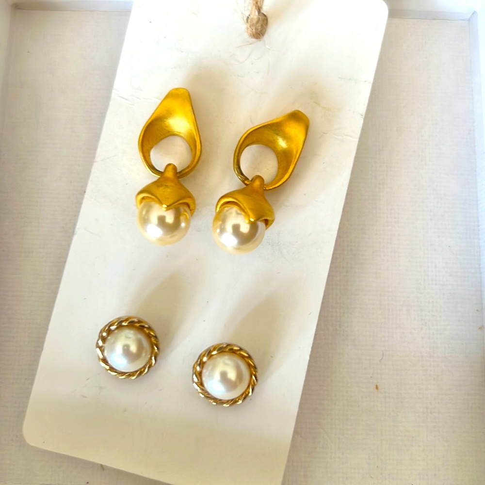 Pearl and gold colored 2 pair of earrings